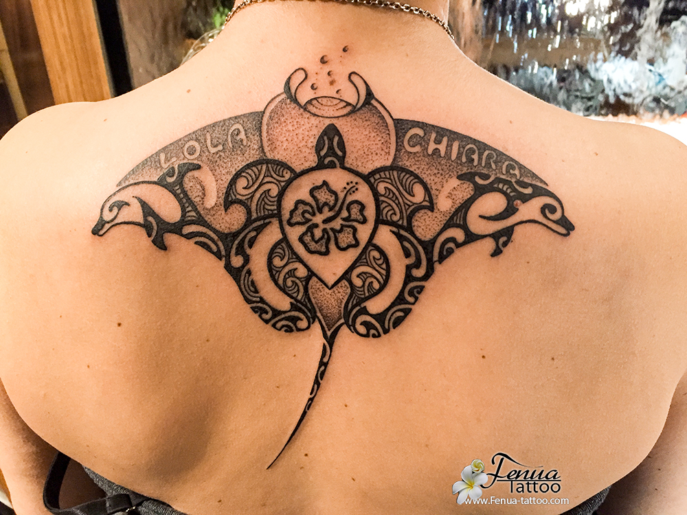 tatouage polynésien tribale de tortue dauphin et raie dans le dos
